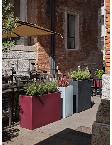 Fioriera alta da esterno Schio Tower 79 x 39 x h 70 cm – 52 litri Bordeaux – ambientazione – Tera