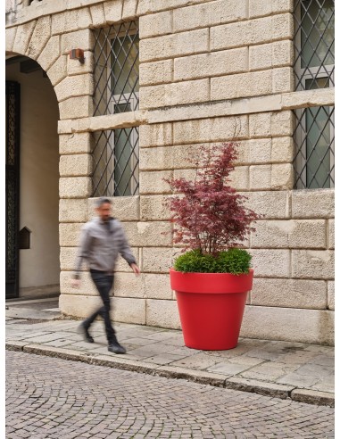 Vaso grande da esterno Standard One Ø 60,5 x h 55 cm – 85 litri Rosso Spezia – ambientazione – Tera