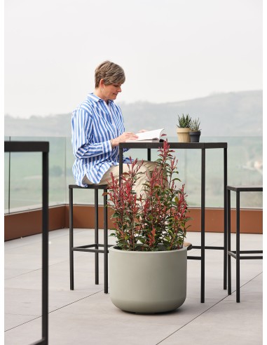 Vaso moderno da esterno Pulse Ø 49 x h 38 cm – 50 litri Salvia Scuro – ambientazione – Tera
