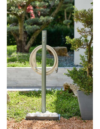 Colonnina acqua tonda per giardino Loop Verde Kaki – ambientazione – Colortap