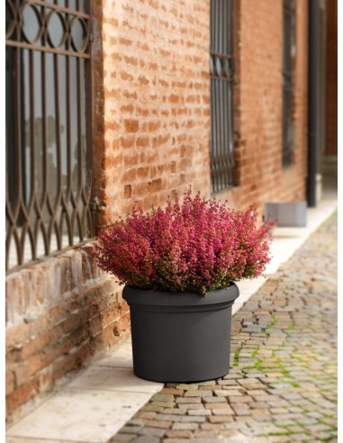 Vaso cilindrico da esterno Vicenza Ø 48,5 x h 38 cm – 52 litri Antracite – ambientazione – Tera