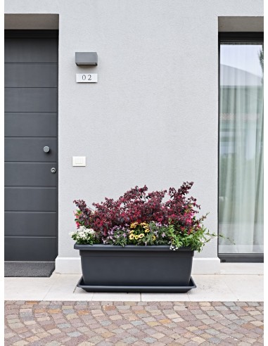 Fioriera rettangolare grande Tikal 85 x 39 x h 34 cm – 70 litri Antracite – ambientazione – Tera