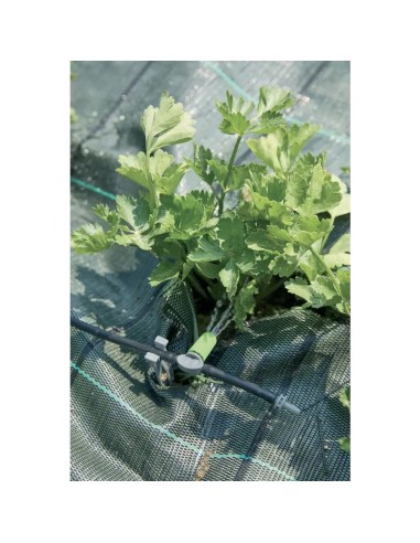 Kit irrigazione a goccia per vasi installato in un orto – Verdemax